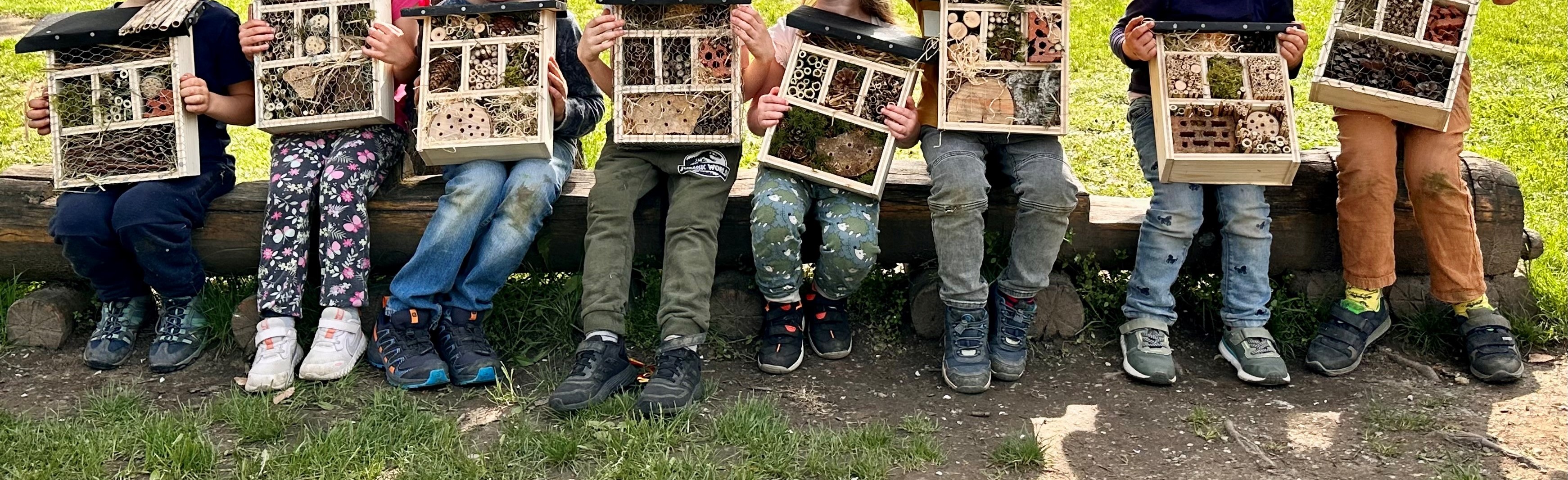 Insektenhotels Gruppenfoto ohne Köpfe